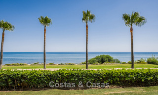 Apartamento modernizado de alta calidad en primera línea de playa con vistas al mar, jardín y piscina privados, Marbella - Estepona 782626 