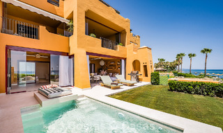 Apartamento modernizado de alta calidad en primera línea de playa con vistas al mar, jardín y piscina privados, Marbella - Estepona 782627 