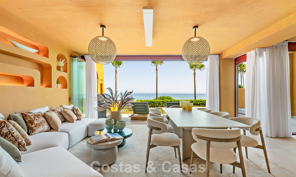 Apartamento modernizado de alta calidad en primera línea de playa con vistas al mar, jardín y piscina privados, Marbella - Estepona 782628
