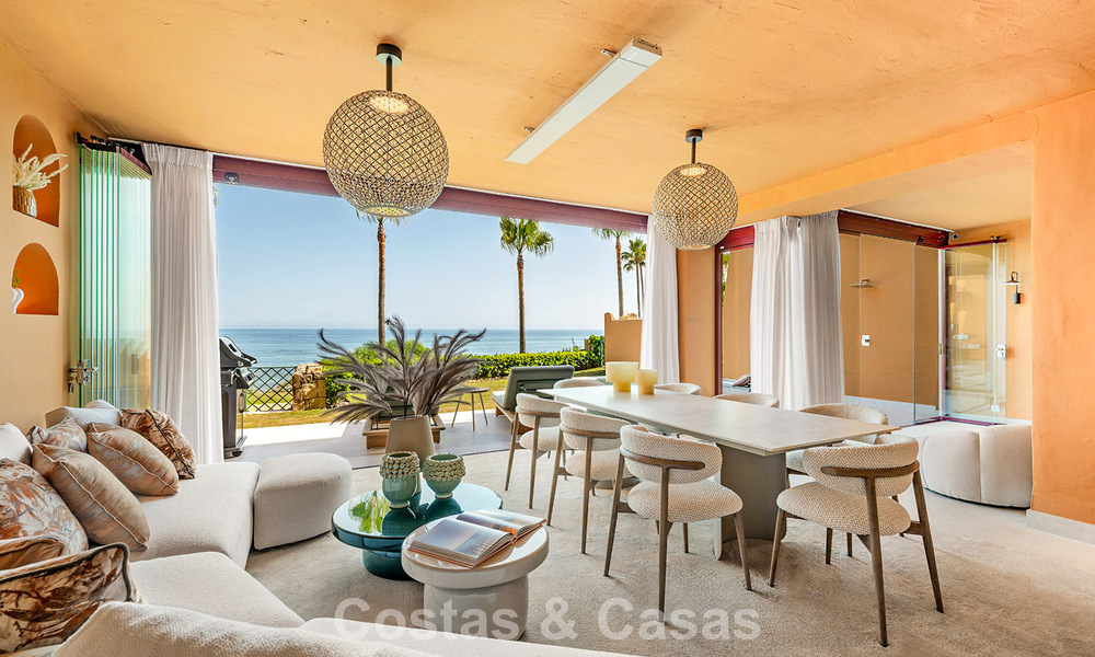 Apartamento modernizado de alta calidad en primera línea de playa con vistas al mar, jardín y piscina privados, Marbella - Estepona 782629