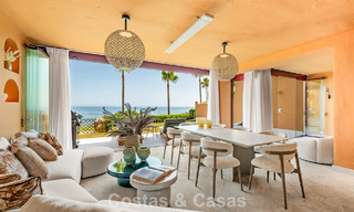 Apartamento modernizado de alta calidad en primera línea de playa con vistas al mar, jardín y piscina privados, Marbella - Estepona 782629 