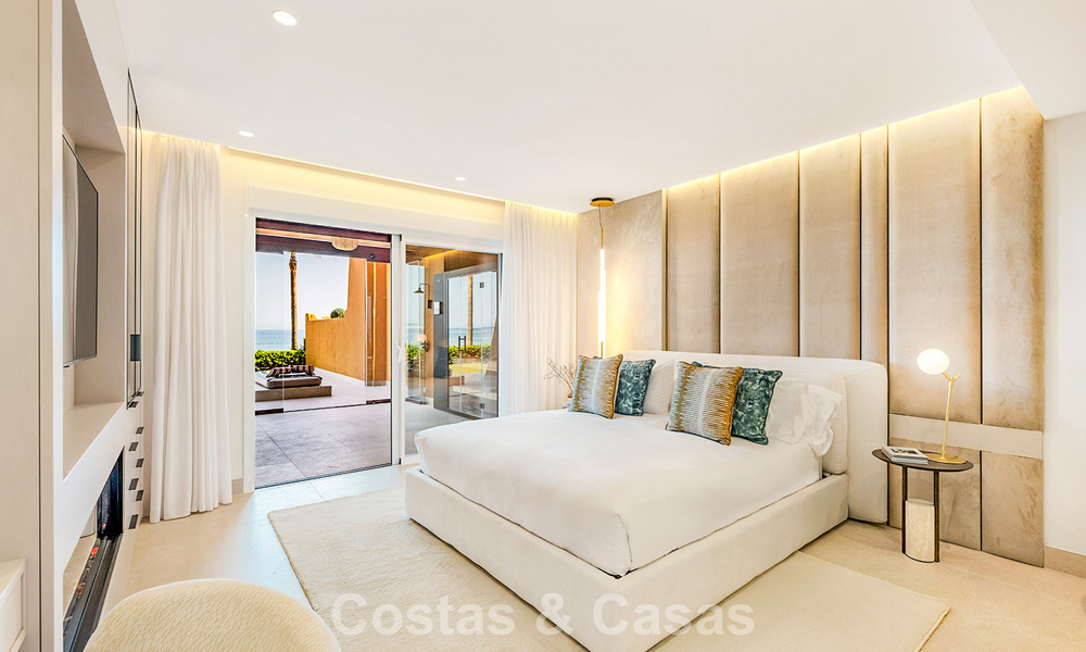 Apartamento modernizado de alta calidad en primera línea de playa con vistas al mar, jardín y piscina privados, Marbella - Estepona 782630