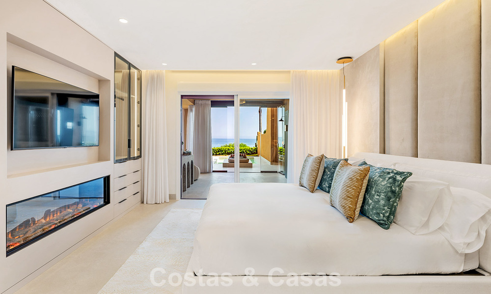 Apartamento modernizado de alta calidad en primera línea de playa con vistas al mar, jardín y piscina privados, Marbella - Estepona 782632