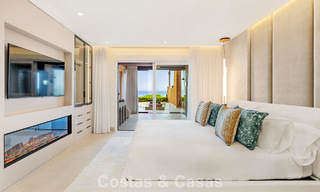 Apartamento modernizado de alta calidad en primera línea de playa con vistas al mar, jardín y piscina privados, Marbella - Estepona 782632 