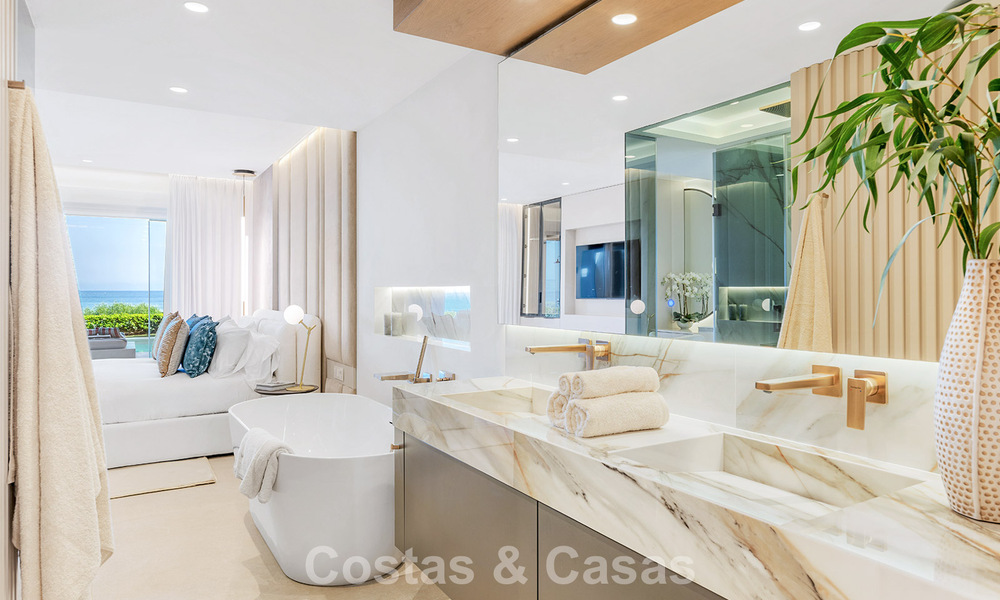 Apartamento modernizado de alta calidad en primera línea de playa con vistas al mar, jardín y piscina privados, Marbella - Estepona 782633