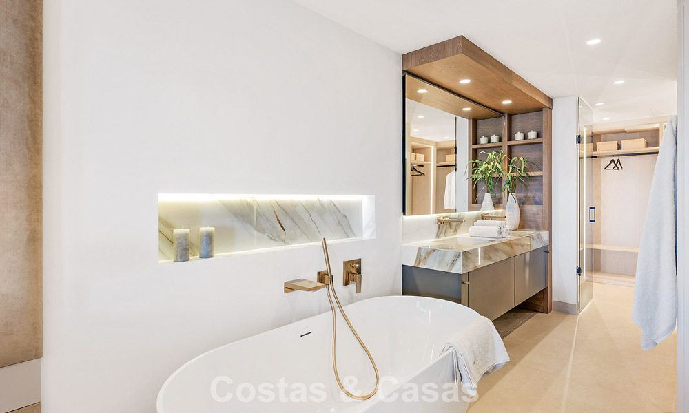 Apartamento modernizado de alta calidad en primera línea de playa con vistas al mar, jardín y piscina privados, Marbella - Estepona 782634