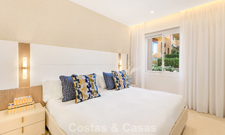 Apartamento modernizado de alta calidad en primera línea de playa con vistas al mar, jardín y piscina privados, Marbella - Estepona 782636 