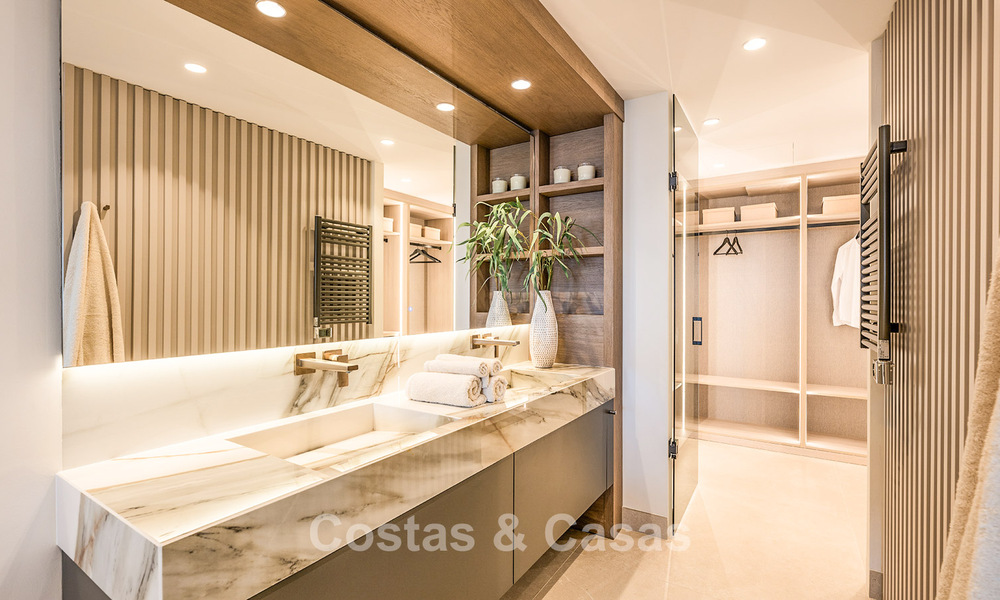 Apartamento modernizado de alta calidad en primera línea de playa con vistas al mar, jardín y piscina privados, Marbella - Estepona 782638
