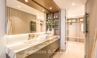 Apartamento modernizado de alta calidad en primera línea de playa con vistas al mar, jardín y piscina privados, Marbella - Estepona 782638 