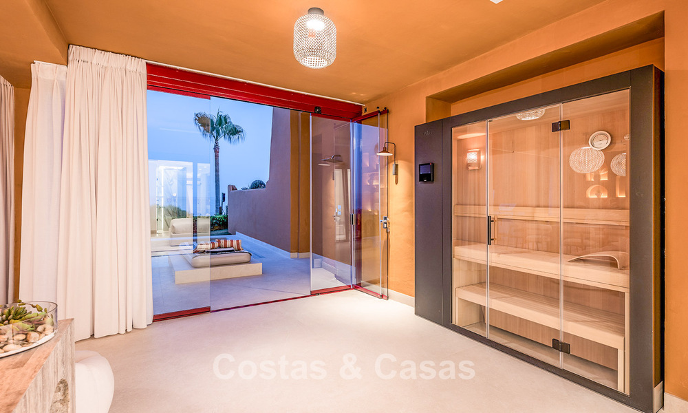Apartamento modernizado de alta calidad en primera línea de playa con vistas al mar, jardín y piscina privados, Marbella - Estepona 782640