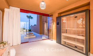 Apartamento modernizado de alta calidad en primera línea de playa con vistas al mar, jardín y piscina privados, Marbella - Estepona 782640 