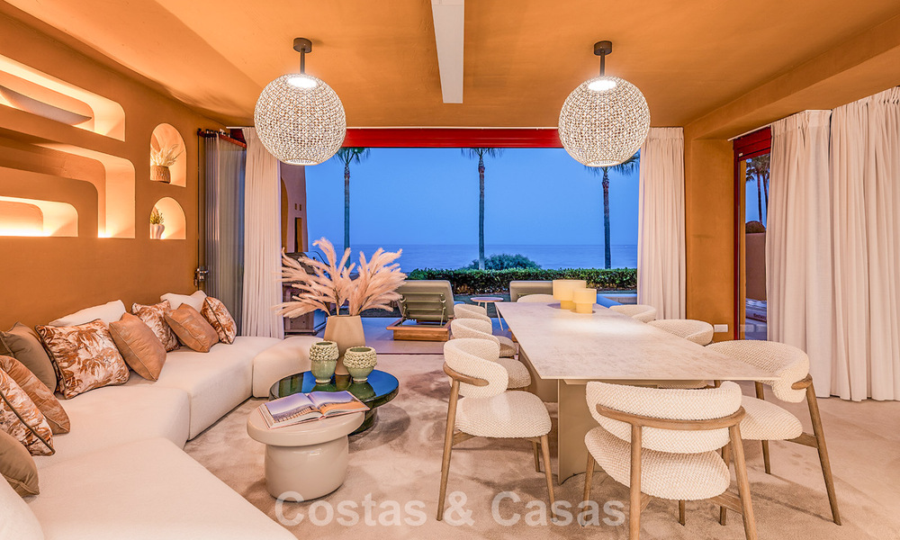 Apartamento modernizado de alta calidad en primera línea de playa con vistas al mar, jardín y piscina privados, Marbella - Estepona 782642