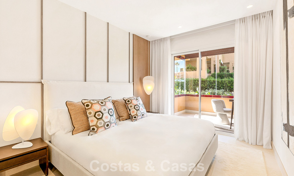 Apartamento modernizado de alta calidad en primera línea de playa con vistas al mar, jardín y piscina privados, Marbella - Estepona 782643