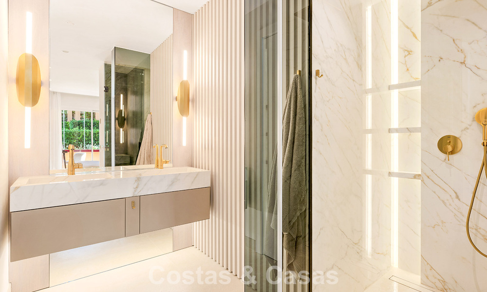 Apartamento modernizado de alta calidad en primera línea de playa con vistas al mar, jardín y piscina privados, Marbella - Estepona 782644