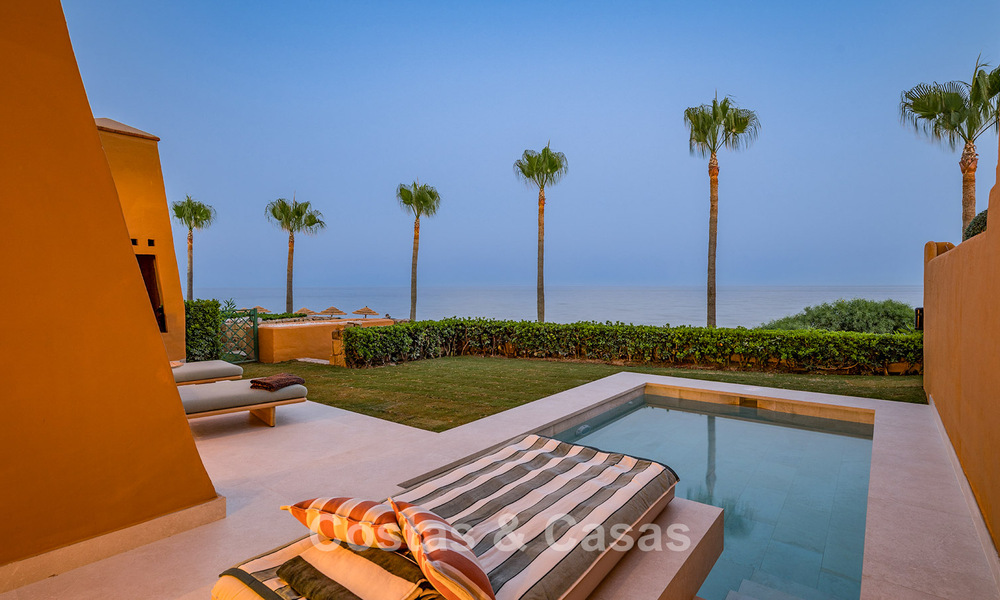 Apartamento modernizado de alta calidad en primera línea de playa con vistas al mar, jardín y piscina privados, Marbella - Estepona 782645