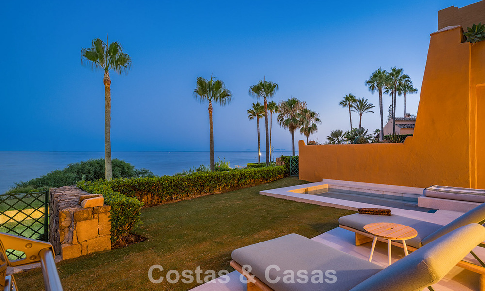 Apartamento modernizado de alta calidad en primera línea de playa con vistas al mar, jardín y piscina privados, Marbella - Estepona 782646