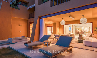 Apartamento modernizado de alta calidad en primera línea de playa con vistas al mar, jardín y piscina privados, Marbella - Estepona 782647 
