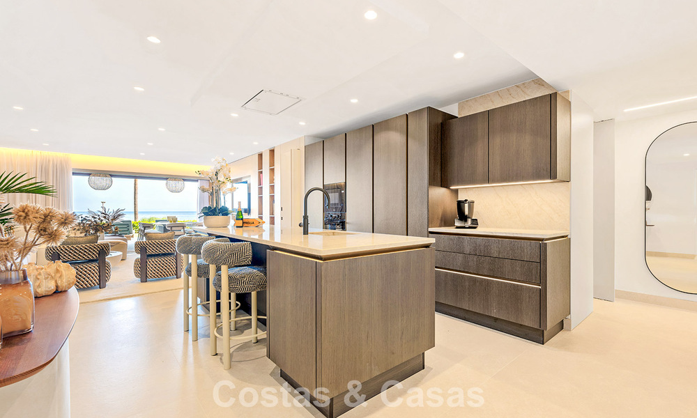 Apartamento modernizado de alta calidad en primera línea de playa con vistas al mar, jardín y piscina privados, Marbella - Estepona 782648