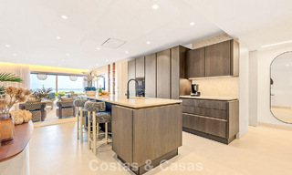 Apartamento modernizado de alta calidad en primera línea de playa con vistas al mar, jardín y piscina privados, Marbella - Estepona 782648 