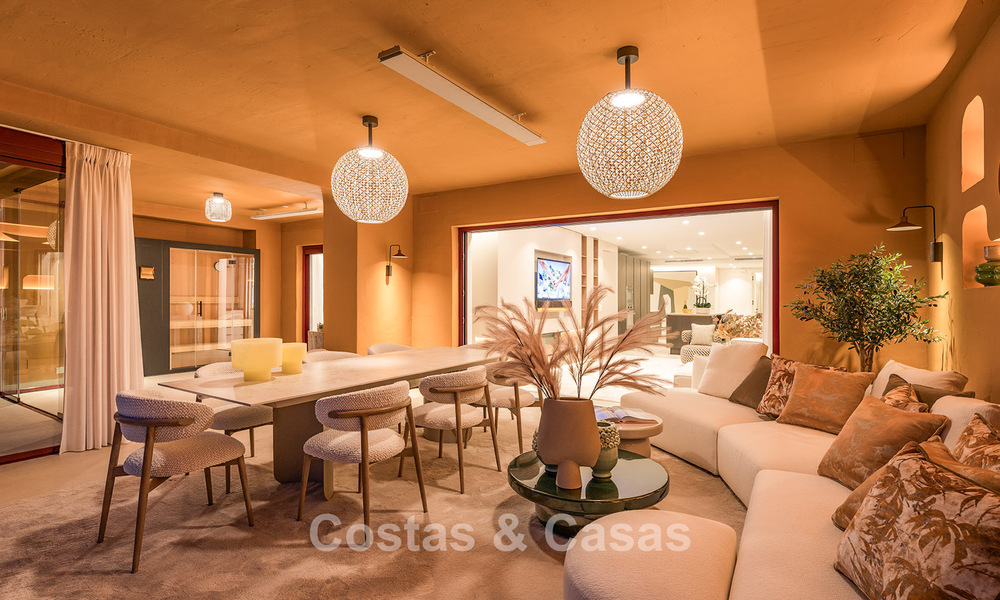 Apartamento modernizado de alta calidad en primera línea de playa con vistas al mar, jardín y piscina privados, Marbella - Estepona 782649