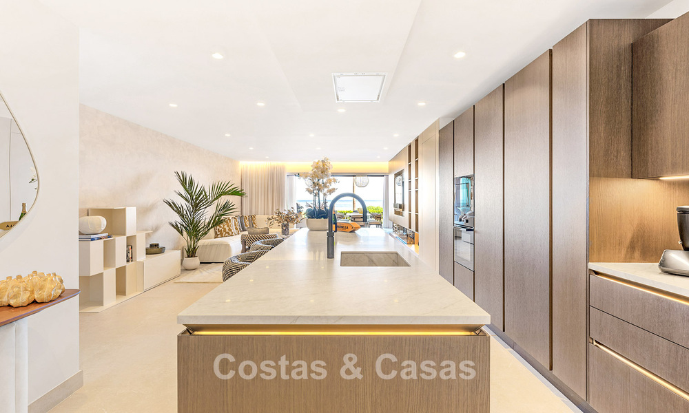 Apartamento modernizado de alta calidad en primera línea de playa con vistas al mar, jardín y piscina privados, Marbella - Estepona 782650