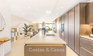 Apartamento modernizado de alta calidad en primera línea de playa con vistas al mar, jardín y piscina privados, Marbella - Estepona 782650 