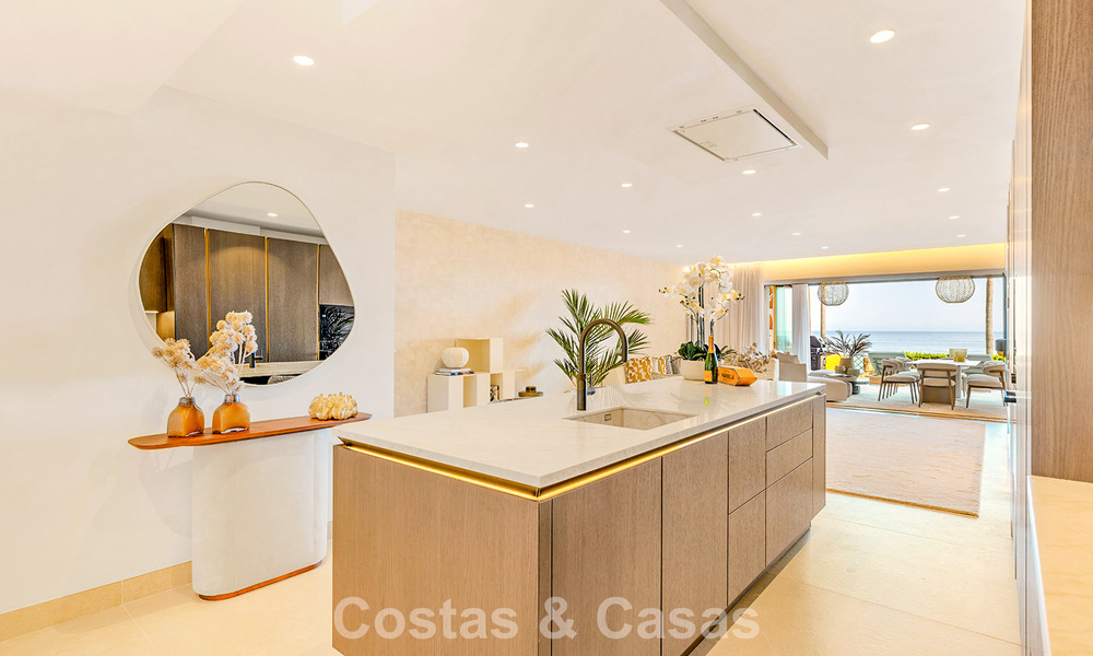 Apartamento modernizado de alta calidad en primera línea de playa con vistas al mar, jardín y piscina privados, Marbella - Estepona 782651