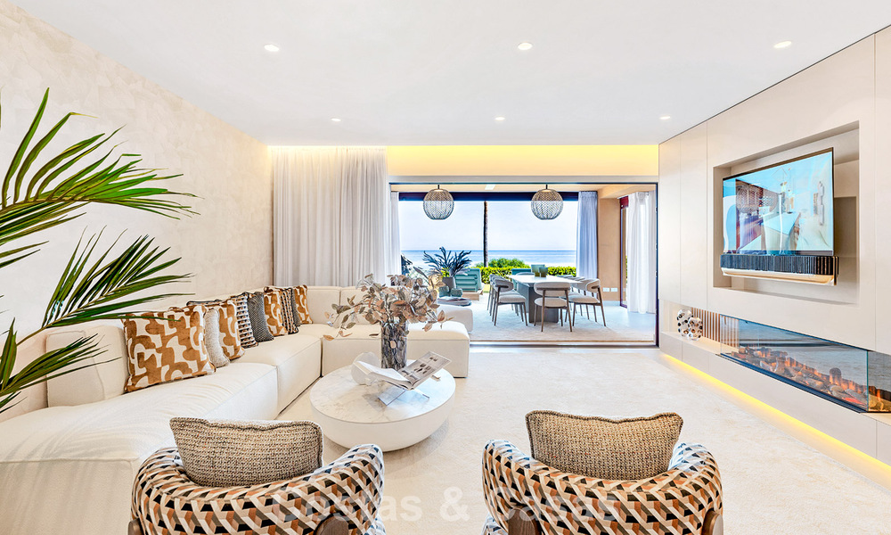Apartamento modernizado de alta calidad en primera línea de playa con vistas al mar, jardín y piscina privados, Marbella - Estepona 782652