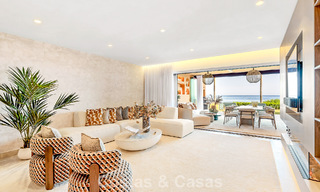 Apartamento modernizado de alta calidad en primera línea de playa con vistas al mar, jardín y piscina privados, Marbella - Estepona 782654 