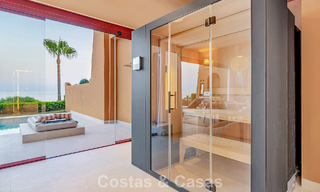 Apartamento modernizado de alta calidad en primera línea de playa con vistas al mar, jardín y piscina privados, Marbella - Estepona 782655 