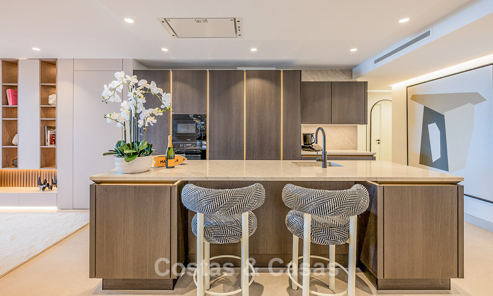 Apartamento modernizado de alta calidad en primera línea de playa con vistas al mar, jardín y piscina privados, Marbella - Estepona 782656