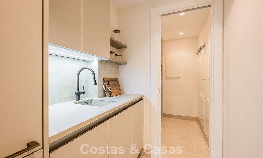 Apartamento modernizado de alta calidad en primera línea de playa con vistas al mar, jardín y piscina privados, Marbella - Estepona 782657