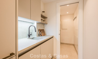 Apartamento modernizado de alta calidad en primera línea de playa con vistas al mar, jardín y piscina privados, Marbella - Estepona 782657 