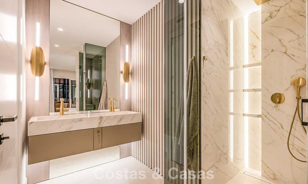 Apartamento modernizado de alta calidad en primera línea de playa con vistas al mar, jardín y piscina privados, Marbella - Estepona 782659