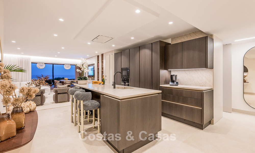 Apartamento modernizado de alta calidad en primera línea de playa con vistas al mar, jardín y piscina privados, Marbella - Estepona 782660