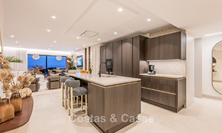 Apartamento modernizado de alta calidad en primera línea de playa con vistas al mar, jardín y piscina privados, Marbella - Estepona 782660 