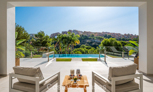 Villa de lujo en primera línea de golf de estilo mediterráneo moderno en venta en Elviria, al este del centro de Marbella 783003