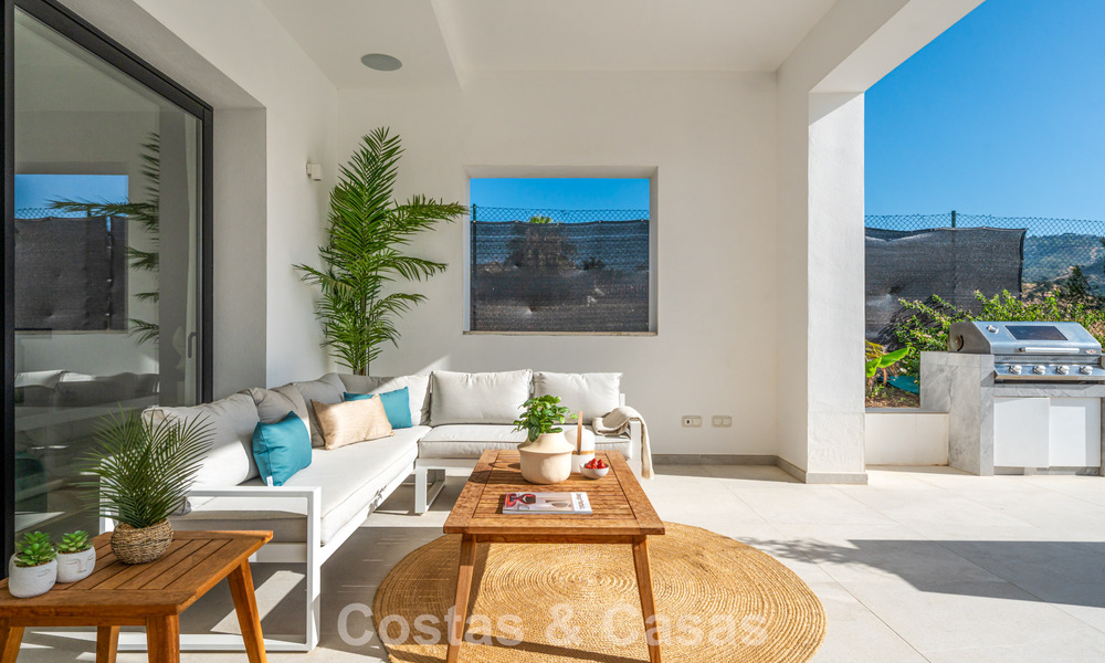 Villa de lujo en primera línea de golf de estilo mediterráneo moderno en venta en Elviria, al este del centro de Marbella 783004