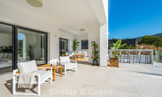 Villa de lujo en primera línea de golf de estilo mediterráneo moderno en venta en Elviria, al este del centro de Marbella 783005 
