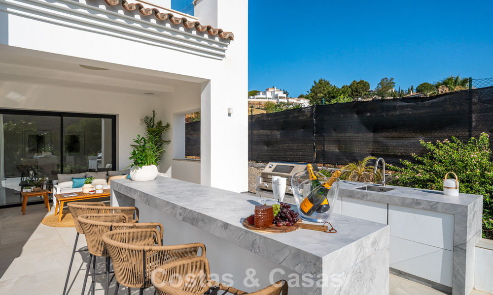 Villa de lujo en primera línea de golf de estilo mediterráneo moderno en venta en Elviria, al este del centro de Marbella 783006