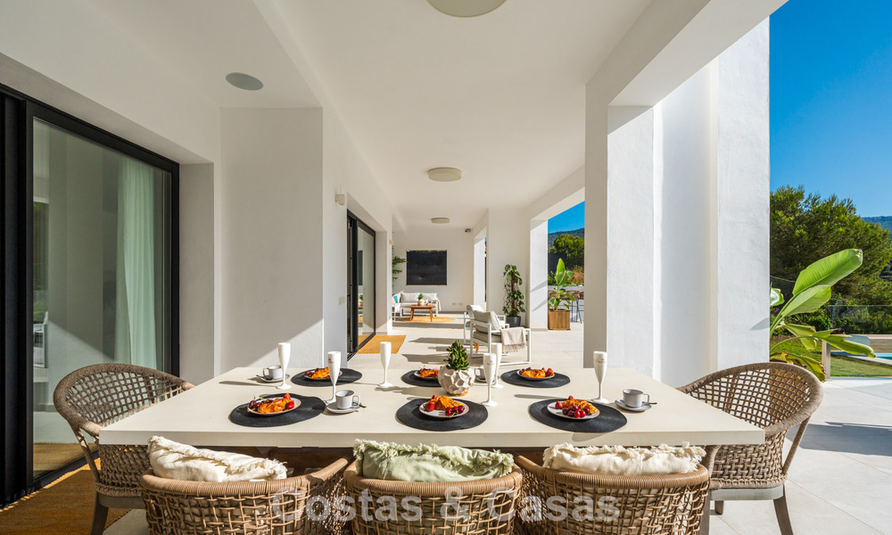 Villa de lujo en primera línea de golf de estilo mediterráneo moderno en venta en Elviria, al este del centro de Marbella 783007