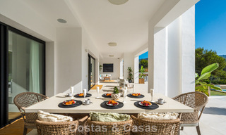 Villa de lujo en primera línea de golf de estilo mediterráneo moderno en venta en Elviria, al este del centro de Marbella 783007 