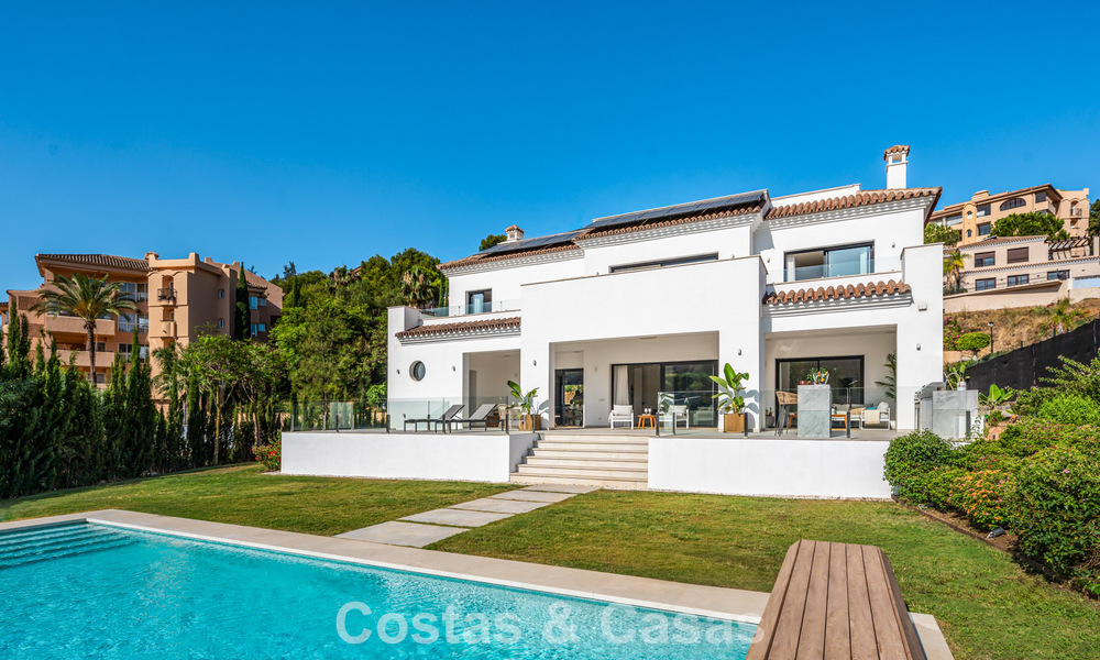 Villa de lujo en primera línea de golf de estilo mediterráneo moderno en venta en Elviria, al este del centro de Marbella 783008