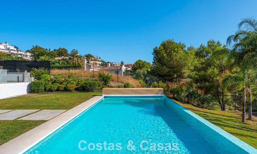 Villa de lujo en primera línea de golf de estilo mediterráneo moderno en venta en Elviria, al este del centro de Marbella 783009
