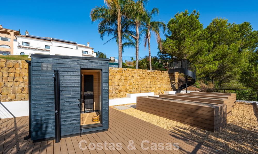 Villa de lujo en primera línea de golf de estilo mediterráneo moderno en venta en Elviria, al este del centro de Marbella 783010