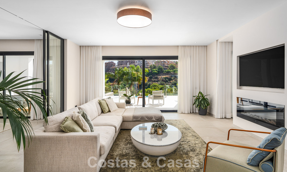 Villa de lujo en primera línea de golf de estilo mediterráneo moderno en venta en Elviria, al este del centro de Marbella 783011