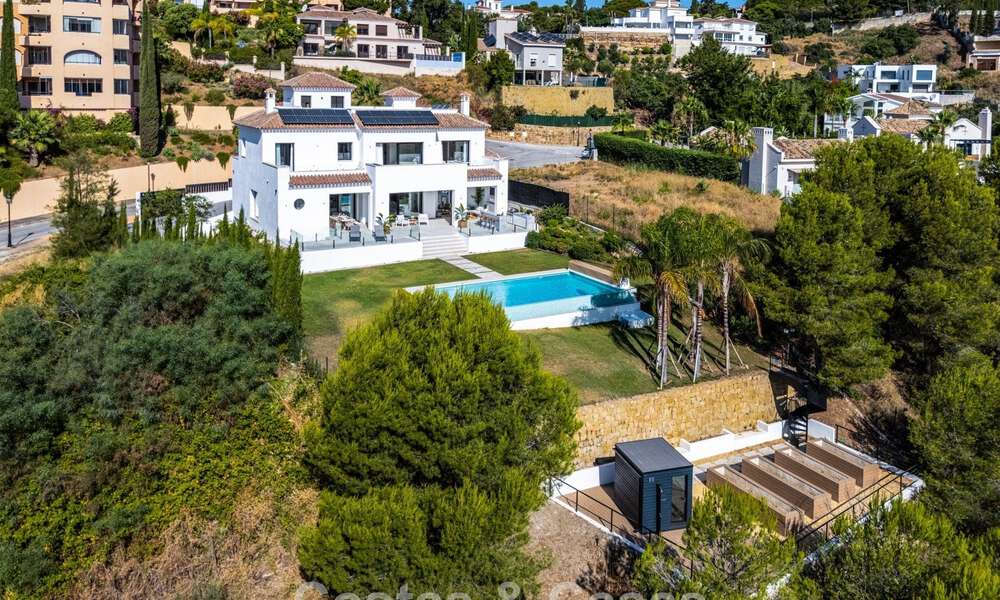 Villa de lujo en primera línea de golf de estilo mediterráneo moderno en venta en Elviria, al este del centro de Marbella 783012