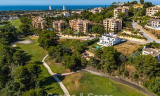 Villa de lujo en primera línea de golf de estilo mediterráneo moderno en venta en Elviria, al este del centro de Marbella 783013 
