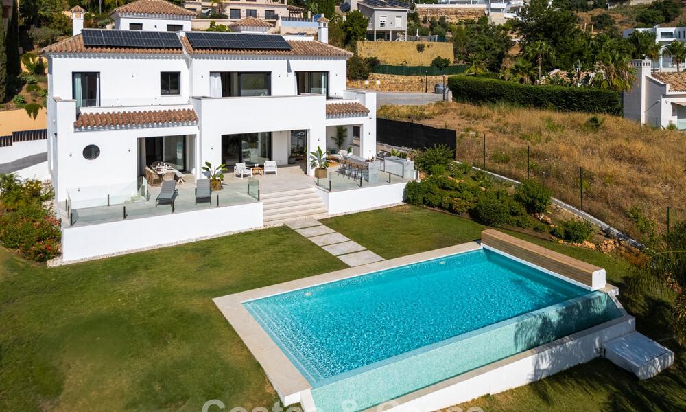 Villa de lujo en primera línea de golf de estilo mediterráneo moderno en venta en Elviria, al este del centro de Marbella 783014