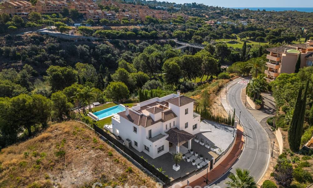 Villa de lujo en primera línea de golf de estilo mediterráneo moderno en venta en Elviria, al este del centro de Marbella 783015